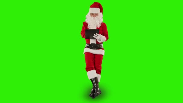 Santa claus maken van notities op een Klembord — Stockvideo