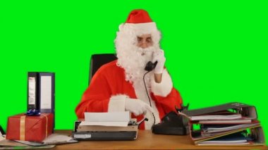Noel Baba ofisinde eski bir telefonla konuşuyor, Yeşil Ekran Chromakey.