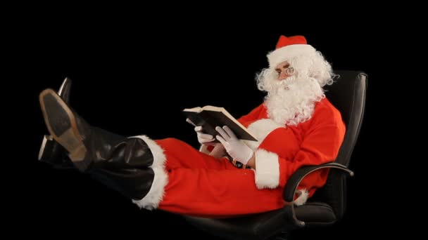 Santa Claus Sentado Una Silla Cuero Leyendo Libro Luma Matte — Vídeo de stock