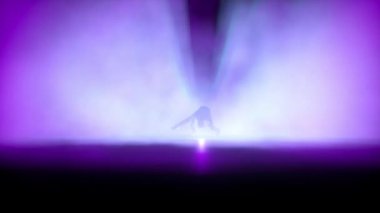 Breakdance siluet işaret fişeği dansçısı, yavaş çekim, kusursuz döngü