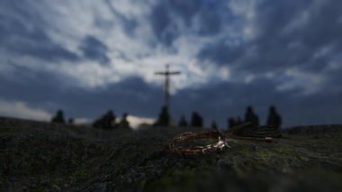 İsa 'nın çarmıha gerilmesi dikenli taç, çivi, çekiç ve inananların yağmurlu gökyüzü için dua etmeleri, 4K