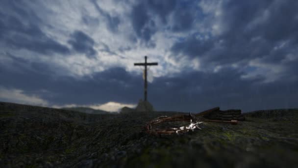 耶稣基督的十字架 戴着荆棘冠冕 铁锤和一条绳子 挡住暴风雨的天空 — 图库视频影像