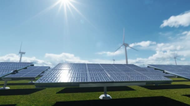 Зелена Енергія Сонячних Панелей Вітрових Турбін Проти Озера Міського Горизонту — стокове відео