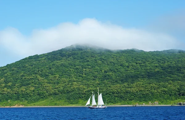 Meereslandschaft mit einem Boot. — Stockfoto