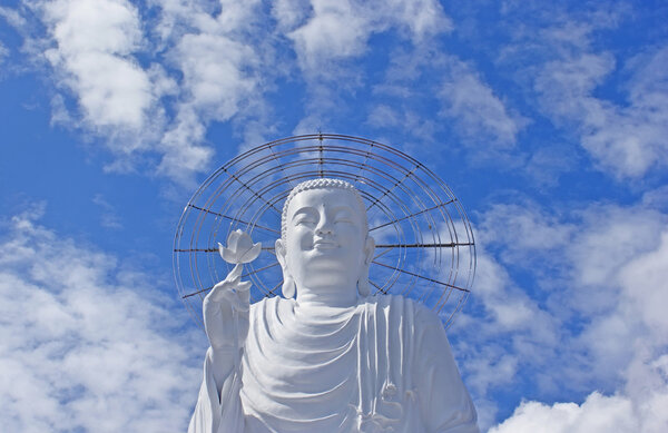 Белый Будда на фоне неба
.