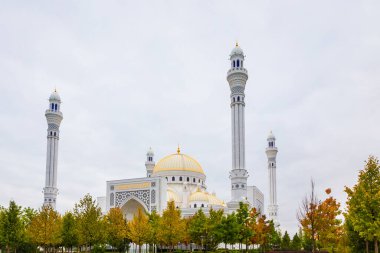 Shali Çeçen Cumhuriyeti, Rusya 'daki beyaz camii. Çeçenistan 'ın Gururu - Avrupa' nın en büyük camisi. Cami, Yunanistan 'dan ithal edilen beyaz mermerden inşa edildi