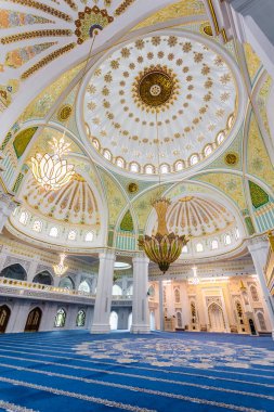 Shali Çeçen Cumhuriyeti, Rusya 'daki beyaz camii. Çeçenistan 'ın Gururu - Avrupa' nın en büyük camisi. İçerisi Swarovski ile süslenmiş. Halı Yeni Zelanda yününden yapılmıştır.
