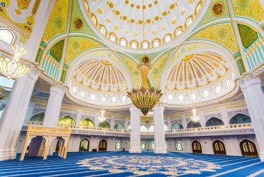 Shali Çeçen Cumhuriyeti, Rusya 'daki beyaz camii. Çeçenistan 'ın Gururu - Avrupa' nın en büyük camisi. İçerisi Swarovski ile süslenmiş. Halı Yeni Zelanda yününden yapılmıştır.