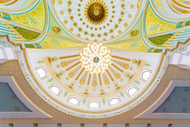 Shali Çeçen Cumhuriyeti, Rusya 'daki beyaz camii. Çeçenistan 'ın Gururu - Avrupa' nın en büyük camisi. İçerisi Swarovski ile süslenmiş. Halı Yeni Zelanda yününden yapılmıştır.