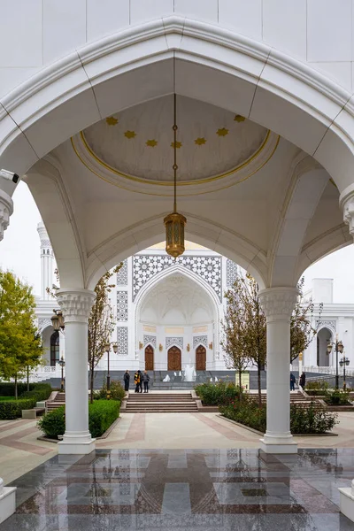 位于俄克拉荷马州沙里车臣共和国市的白色清真寺 车臣的骄傲 欧洲最大的清真寺 这座清真寺是用从希腊进口的白色大理石建成的 — 图库照片