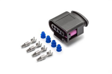 Kablolama için bağlantı. Motor elektrik sisteminin yedek parçası. Beyaz arkaplanda dört toplu kontak elektrik konnektörü izole edildi