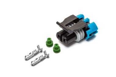 Kablolama için bağlantı. Motor elektrik sisteminin yedek parçası. Beyaz arkaplanda çift kontak elektrik konnektörü izole edildi
