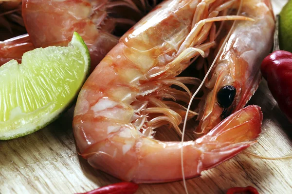 Crevettes royales à la chaux et au Chili — Photo