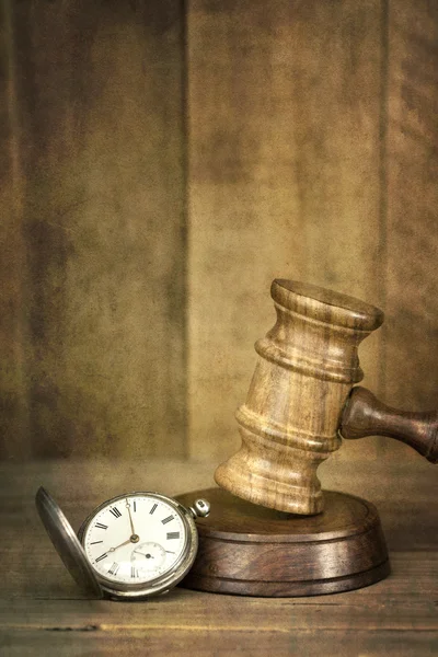 Martillo y reloj de bolsillo con efectos Grunge — Foto de Stock
