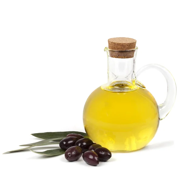 Olio di oliva e olive nere isolate — Foto Stock