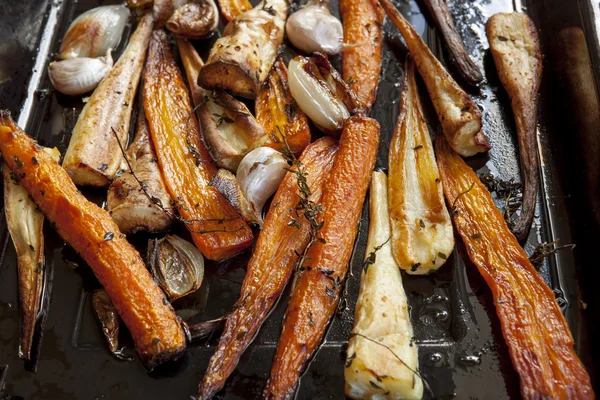 Möhren und Pastinaken mit Thymian braten — Stockfoto