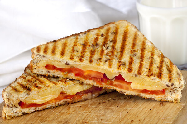 Сэндвич и молоко на гриле
