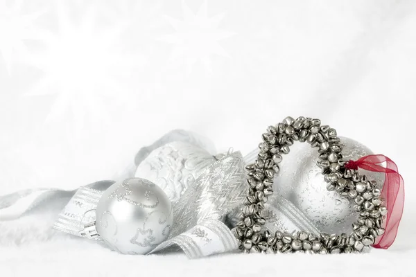 Cloches de Noël en forme de coeur sur blanc — Photo