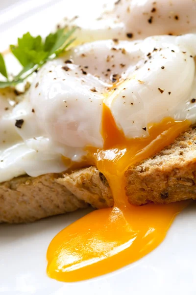 Huevos escalfados en tostadas —  Fotos de Stock