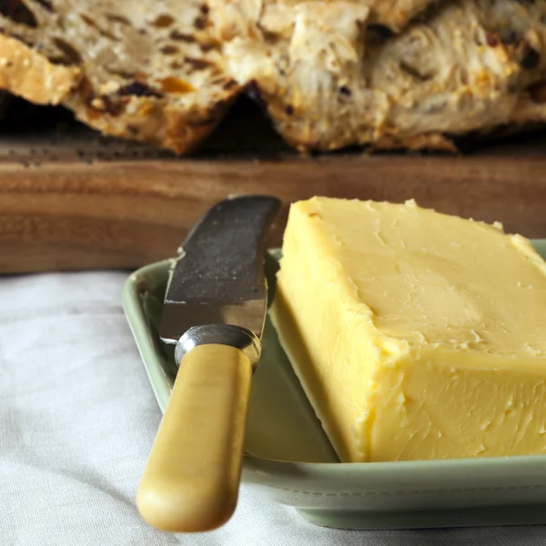 Bloque de mantequilla con pan en rodajas — Foto de Stock