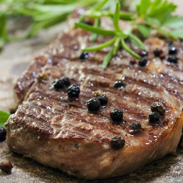 Gegrilltes Steak mit Pfefferkörnern — Stockfoto