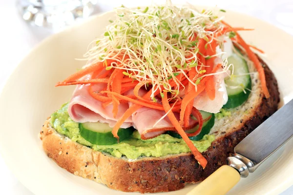 Ham en avocado sandwich — Stockfoto