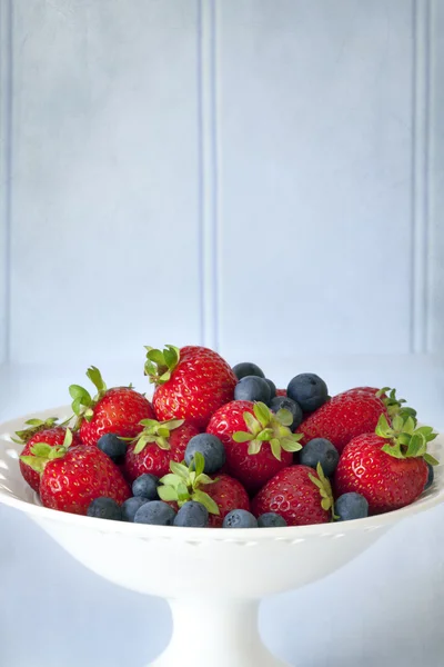 Fragole e Mirtilli in Fruit Bowl — Foto Stock
