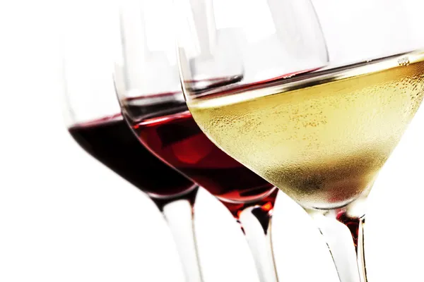 Bicchieri di vino sopra bianco Immagine Stock