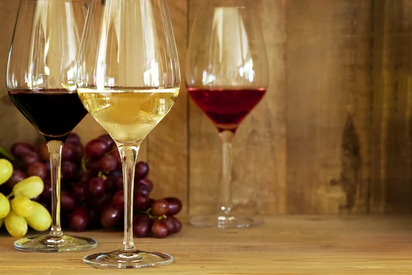 Wine Glasses and Grapes — Stock Photo, Image