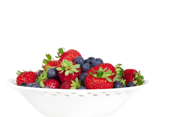 Fresas y arándanos en tazón blanco aislado —  Fotos de Stock