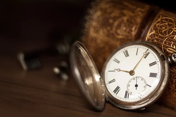 Orologio da tasca con vecchio libro e chiavi — Foto Stock