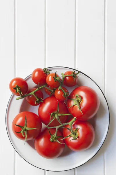 Vinstockar tomater i rustik skål — Stockfoto