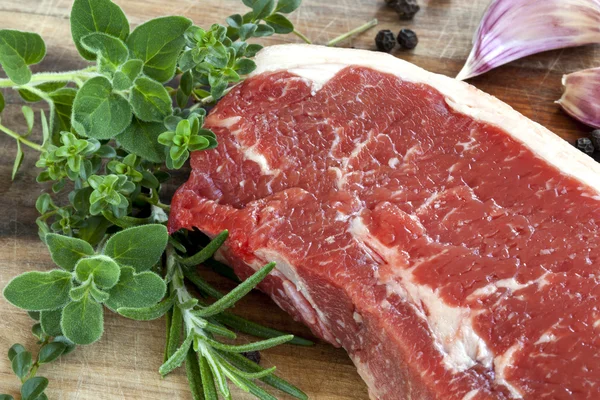 Bistecca di Sirloin cruda con erbe — Foto Stock