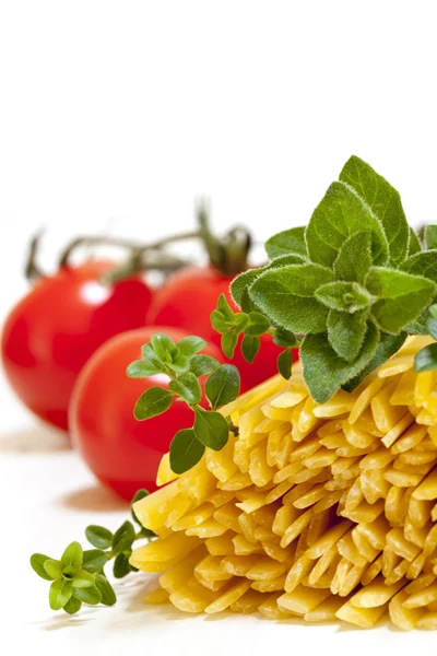 Ruwe pasta met kruiden en tomaten — Stockfoto