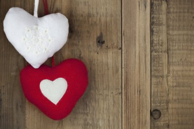 ahşap üzerinde Noel kalp süslemeleri