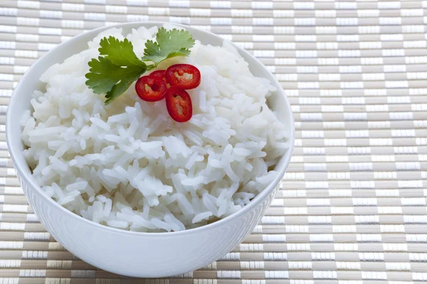 Tigela de arroz branco com pimenta vermelha e coentro — Fotografia de Stock