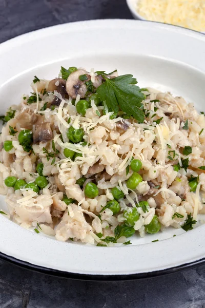 Mushroom erwt en kip risotto met Parmezaanse kaas — Stockfoto