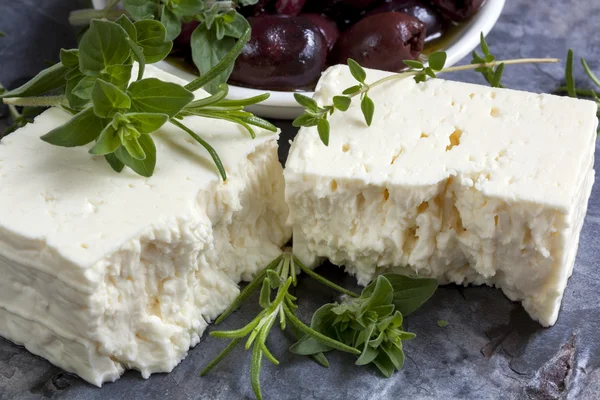 Feta sajt és fekete olajbogyó és friss fűszernövények — Stock Fotó