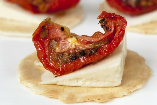 Sun kurutulmuş domates ve peynir mezeler — Stok fotoğraf