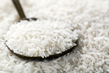 Beyaz pirinç üzerine kaşık