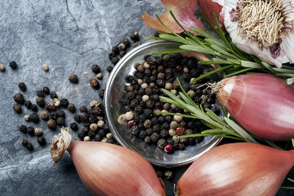 Sjalotten, peper, knoflook en rozemarijn — Stockfoto