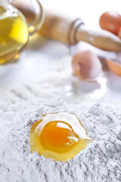 Huevos de harina Aceite de oliva y rodillo —  Fotos de Stock
