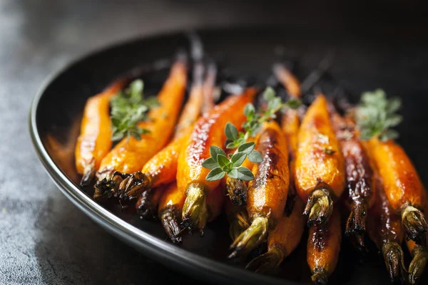 Petites carottes cuites au four au thym — Photo