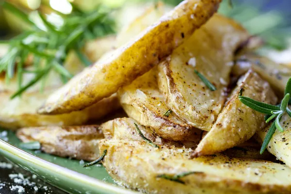 Stekt potatis med rosmarin — Stockfoto