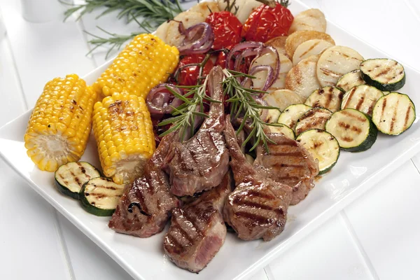 Barbecued Lamb and Grilled Vegetables — Stock Photo, Image