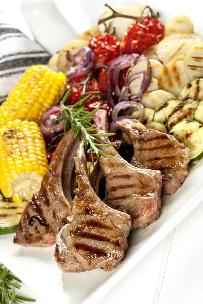 Barbecued Lamb and Grilled Vegetables — Stock Photo, Image