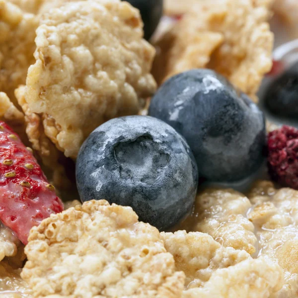 Copos de cereales con bayas —  Fotos de Stock