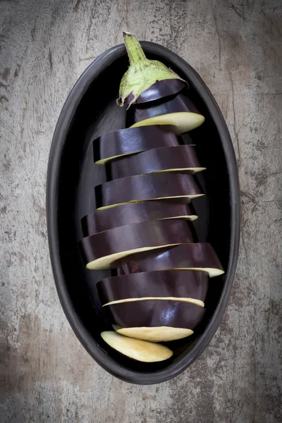 Skivad aubergine i svart maträtt — Stockfoto