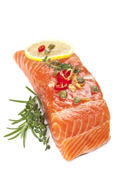 Bistecca di salmone cruda — Foto Stock