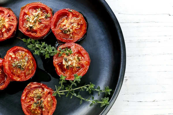 Gebratene Tomaten mit Knoblauch und Thymian — Stockfoto